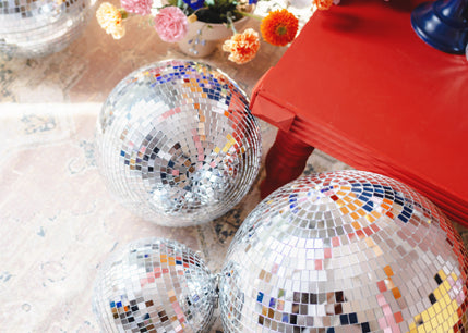 Silberne Discokugeln als Weihnachtsdekoration oder festliche Tischdekoration