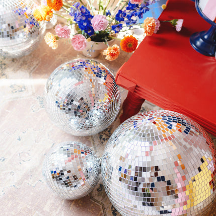 Silberne Discokugeln als Weihnachtsdekoration oder festliche Tischdekoration