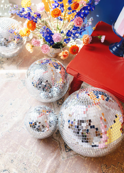 Silberne Discokugeln als Weihnachtsdekoration oder festliche Tischdekoration
