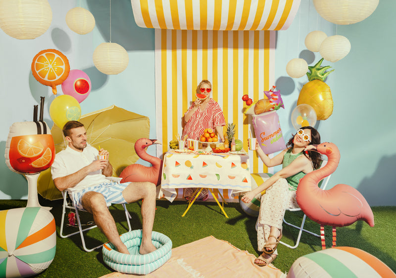 Korallenfarbener Flamingo Airwalker Folienballon als Dekoration für Sommerparty, Gartenparty oder Poolparty