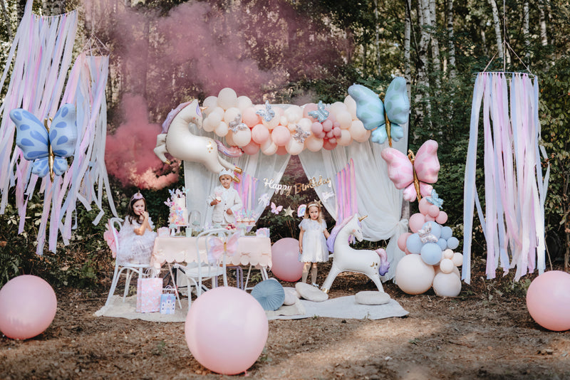 Einhorn-Folienballon von PartyDeco als Highlight einer pastellfarbenen Geburtstagsdekoration