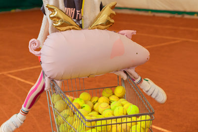 Hellrosa Folienballon Schweinchen von PartyDeco mit goldenen Flügeln als Glücksbringer