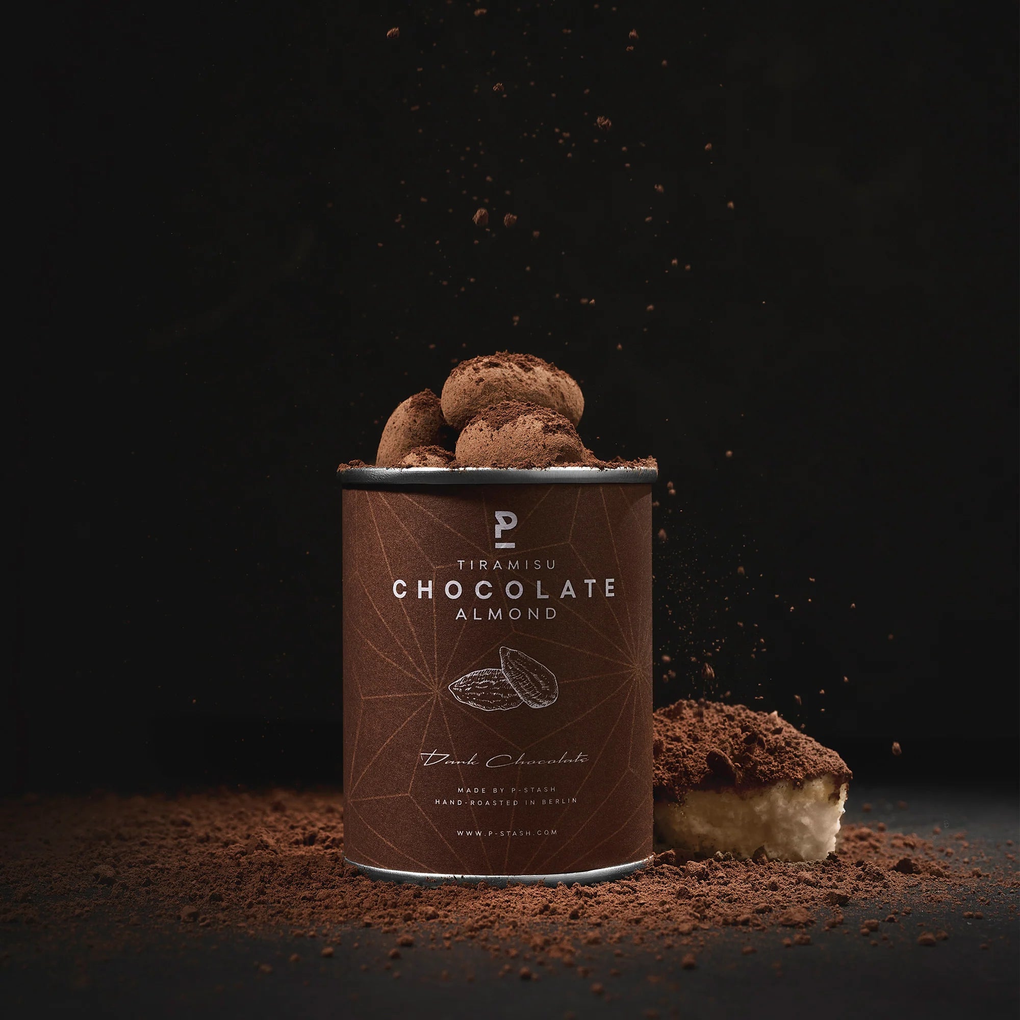 Offene Dose P-Stash Tiramisu Chocolate Almonds mit Kakaopulver bestäubt
