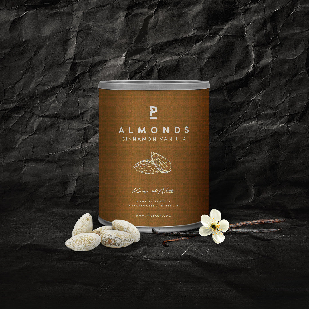 pstash_almond_cinnamonvanilla_03.jpg: Produktbild Dose Almonds Cinnamon Vanilla mit Mandeln daneben
